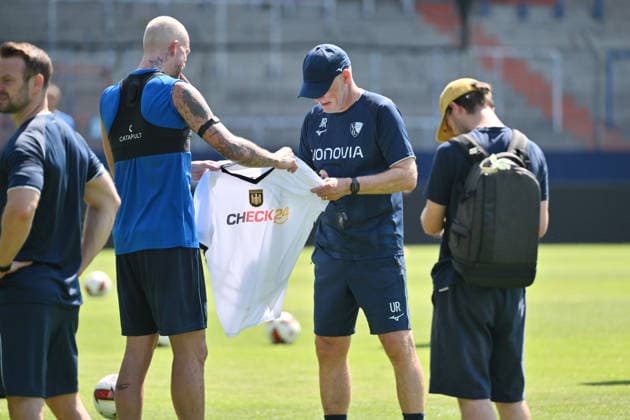 Trainer Uwe Rösler (VfL Bochum) unterschreibt auf einem CHECK24 Deutschland Trikot von Philipp Hofmann (VfL Bochum) 25.06.2026, Fussball 2. Bundesliga, Saison 2026 2027, Trainingsauftakt VfL Bochum Bochum Vonovia Ruhrstadion Nordrhein Westfalen Deutschland *** Coach Uwe Rösler of VfL Bochum signs a CHECK24 Germany jersey belonging to Philipp Hofmann of VfL Bochum on June 25, 2026, Soccer 2. Bundesliga, 2026–2027 season, start of training for VfL Bochum at the Vonovia Ruhrstadion in Bochum, North Rhine-Westphalia, Germany Team2