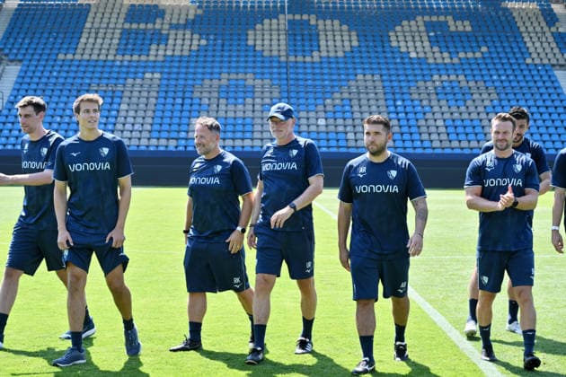 Trainer Uwe Rösler (VfL Bochum), mi., mit seinem Trainerstab, rechts daneben Co Trainer Alessandro Riedle (VfL Bochum) 25.06.2026, Fussball 2. Bundesliga, Saison 2026 2027, Trainingsauftakt VfL Bochum Bochum Vonovia Ruhrstadion Nordrhein Westfalen Deutschland *** Coach Uwe Rösler of VfL Bochum, center, with his coaching staff; to his right is assistant coach Alessandro Riedle of VfL Bochum, June 25, 2026, Soccer, 2. Bundesliga, 2026–2027 season, start of training for VfL Bochum at the Vonovia Ruhrstadion in Bochum, North Rhine-Westphalia, Germany Team2