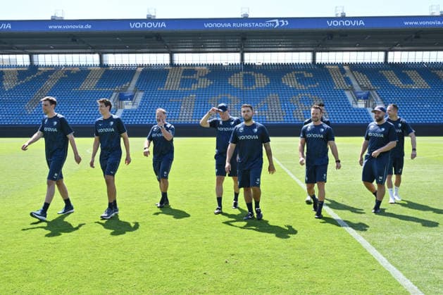 Trainer Uwe Rösler (VfL Bochum), mi., mit seinem Trainerstab, rechts daneben Co Trainer Alessandro Riedle (VfL Bochum) 25.06.2026, Fussball 2. Bundesliga, Saison 2026 2027, Trainingsauftakt VfL Bochum Bochum Vonovia Ruhrstadion Nordrhein Westfalen Deutschland *** Coach Uwe Rösler of VfL Bochum, center, with his coaching staff; to his right is assistant coach Alessandro Riedle of VfL Bochum, June 25, 2026, Soccer, 2. Bundesliga, 2026–2027 season, start of training for VfL Bochum at the Vonovia Ruhrstadion in Bochum, North Rhine-Westphalia, Germany Team2