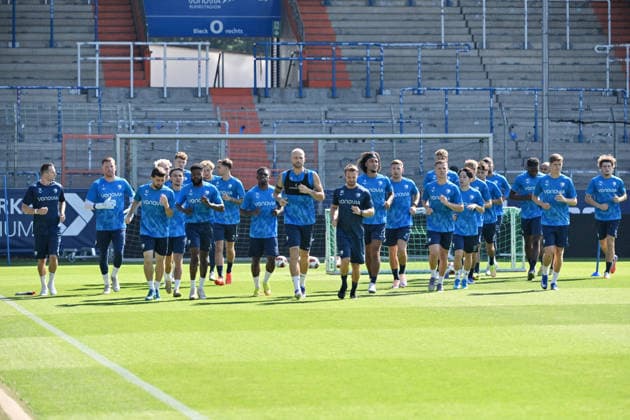 Laufeinheit der Spieler zum Trainingsbeginn, mitte Philipp Hofmann (VfL Bochum) 25.06.2026, Fussball 2. Bundesliga, Saison 2026 2027, Trainingsauftakt VfL Bochum Bochum Vonovia Ruhrstadion Nordrhein Westfalen Deutschland *** Players warming up at the start of practice, with Philipp Hofmann in the center; VfL Bochum, June 25, 2026; Soccer, 2. Bundesliga; 2026–2027 season; Start of training at VfL Bochum, Bochum, Vonovia Ruhrstadion, North Rhine-Westphalia, Germany Team2