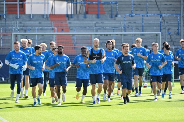 Laufeinheit der Spieler zum Trainingsbeginn, mitte Philipp Hofmann (VfL Bochum) 25.06.2026, Fussball 2. Bundesliga, Saison 2026 2027, Trainingsauftakt VfL Bochum Bochum Vonovia Ruhrstadion Nordrhein Westfalen Deutschland *** Players warming up at the start of practice, with Philipp Hofmann in the center; VfL Bochum, June 25, 2026; Soccer, 2. Bundesliga; 2026–2027 season; Start of training at VfL Bochum, Bochum, Vonovia Ruhrstadion, North Rhine-Westphalia, Germany Team2