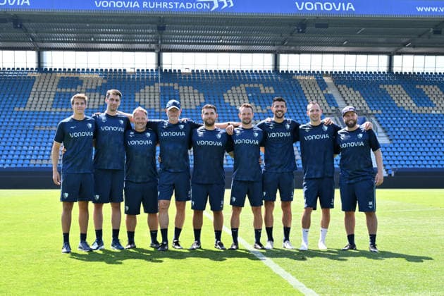 Trainer Uwe Rösler (VfL Bochum), 4. v.li., mit seinem Trainerstab, v.li., Robin Mehring (Videoanalyst VfL Bochum), Niklas Honnete (Videoanalyst VfL Bochum), Rexhep Kushutani (Leistungsdiagnostik beim VfL Bochum), Trainer Uwe Rösler (VfL Bochum), Co Trainer Alessandro Riedle (VfL Bochum), Björn Kadlubowski (Leiter Athletik VfL Bochum), Co Trainer Anthony Losilla (VfL Bochum), Sebastian Baumgartner (Torwarttrainer VfL Bochum), Co Trainer Marc-Andre Kruska (VfL Bochum) 25.06.2026, Fussball 2. Bundesliga, Saison 2026 2027, Trainingsauftakt VfL Bochum Bochum Vonovia Ruhrstadion Nordrhein Westfalen Deutschland *** Coach Uwe Rösler of VfL Bochum, 4th from the left, with his coaching staff, from the left: Robin Mehring, video analyst for VfL Bochum; Niklas Honnete, video analyst for VfL Bochum; Rexhep Kushutani, performance diagnostics specialist at VfL Bochum; Coach Uwe Rösler of VfL Bochum; Assistant Coach Alessandro Riedle of VfL Bochum; Björn Kadlubowski, Head of Athletics at VfL Bochum; Assistant Coach Anthony Losilla, VfL Bochum; Sebastian Baumgartner, Goalkeeper Coach at VfL Bochum; Assistant Coach Marc Andre Kruska, VfL Bochum, June 25, 2026; Soccer 2. Bundesliga, 2026–2027 season, Start of training for VfL Bochum at the Vonovia Ruhrstadion in Bochum, North Rhine-Westphalia, Germany Team2