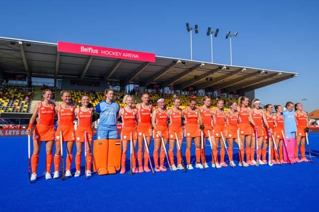 WAVER, 24-06-2026, Belfius Hockey Arena, FIH Hockey Pro League Women, Season 2025-2026. Guusje Moes, Danique van der Veerdonk, Eline Jansen, Babette Backers, Trijntje Beljaars, Daantje de Kruijff, Pien Dicke, Freeke Moes, Frederique Matla, Sanne Koolen, Luna Fokke, Pien Sanders, Felice Albers, Yibbi Jansen, Lisa Post, Xan de Waard and Renee van Laarhoven during the play of the national anthem before the match Australia - Netherlands (women). Australia - Netherlands (women)  x204636457x Copyright: