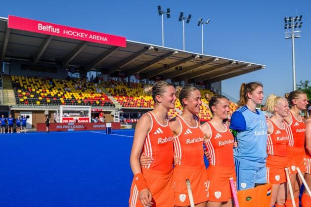 WAVER, 24-06-2026, Belfius Hockey Arena, FIH Hockey Pro League Women, Season 2025-2026. Guusje Moes, Danique van der Veerdonk, Eline Jansen and Babette Backers during the play of the national anthem before the match Australia - Netherlands (women). Australia - Netherlands (women)  x204636459x Copyright: