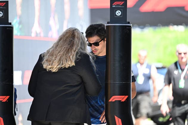 25.06.2026, xsvx, Motorsport FIA Formel 1, Grand Prix von Österreich v.l. Carlos Sainz (Williams Racing) Startnummer 55 hat Probleme beim Einlass (FIA REGULATIONS PROHIBIT ANY USE OF PHOTOGRAPHS as IMAGE SEQUENCES and or QUASI-VIDEO) Zeltweg-Spielberg *** June 25, 2026, xsvx, Motorsport FIA Formula 1, Austrian Grand Prix: Carlos Sainz of Williams Racing, car number 55, is having problems at the entrance. FIA REGULATIONS PROHIBIT ANY USE OF PHOTOGRAPHS AS IMAGE SEQUENCES AND OR QUASI-VIDEO. Zeltweg Spielberg