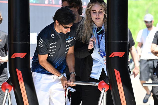 25.06.2026, xsvx, Motorsport FIA Formel 1, Grand Prix von Österreich v.l. Carlos Sainz (Williams Racing) Startnummer 55 hat Probleme beim Einlass (FIA REGULATIONS PROHIBIT ANY USE OF PHOTOGRAPHS as IMAGE SEQUENCES and or QUASI-VIDEO) Zeltweg-Spielberg *** June 25, 2026, xsvx, Motorsport FIA Formula 1, Austrian Grand Prix: Carlos Sainz of Williams Racing, car number 55, is having problems at the entrance. FIA REGULATIONS PROHIBIT ANY USE OF PHOTOGRAPHS AS IMAGE SEQUENCES AND OR QUASI-VIDEO. Zeltweg Spielberg