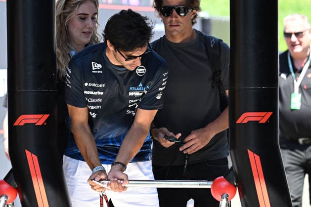 25.06.2026, xsvx, Motorsport FIA Formel 1, Grand Prix von Österreich v.l. Carlos Sainz (Williams Racing) Startnummer 55 hat Probleme beim Einlass (FIA REGULATIONS PROHIBIT ANY USE OF PHOTOGRAPHS as IMAGE SEQUENCES and or QUASI-VIDEO) Zeltweg-Spielberg *** June 25, 2026, xsvx, Motorsport FIA Formula 1, Austrian Grand Prix: Carlos Sainz of Williams Racing, car number 55, is having problems at the entrance. FIA REGULATIONS PROHIBIT ANY USE OF PHOTOGRAPHS AS IMAGE SEQUENCES AND OR QUASI-VIDEO. Zeltweg Spielberg