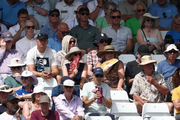 England v New Zealand, International Test Match 2026 Spectators trying to keep cool during Day One of the Third International Test Match 2026 match between England and New Zealand at Trent Bridge, Nottingham, UK on 25 June 2026. Nottingham Trent Bridge Nottinghamshire UK Editorial use only , Copyright: xJohnxMallettx PSI-24430-0039
