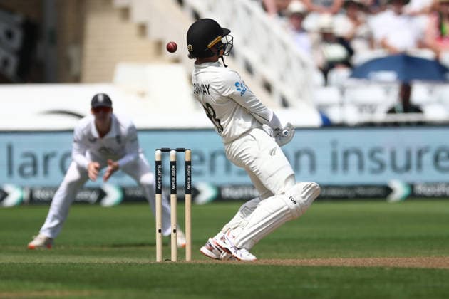 England v New Zealand, International Test Match 2026 New Zealand s Devon Conway sways away from a bouncer from England s Josh Tongue during Day One of the Third International Test Match 2026 match between England and New Zealand at Trent Bridge, Nottingham, UK on 25 June 2026. Nottingham Trent Bridge Nottinghamshire UK Editorial use only , Copyright: xJohnxMallettx PSI-24430-0040