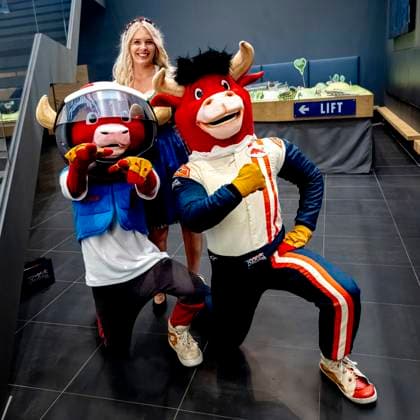 SPIELBERG - Red Bull mascots during the Formula 1 Austria at the Red Bull Ring on June 25, 2026 in Spielberg, Austria. (Photo by DeFodi Images) - *** SPIELBERG Red Bull mascots during the Formula 1 Austrian Grand Prix at the Red Bull Ring on June 25, 2026, in Spielberg, Austria. Photo by DeFodi Images