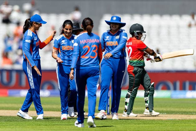 MANCHESTER, ENGLAND - JUNE 25: Players of India celebrate during the ICC Women s T20 World Cup match between India and Bangladesh at Old Trafford Cricket Ground on June 25, 2026 in Manchester, England.  Copyright: xUnnatixNaidux Sportspressphoto_SPR176460