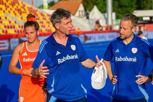 WAVER, 24-06-2026, Belfius Hockey Arena, FIH Hockey Pro League Women, Season 2025-2026. Raoul Ehren talking to the team after the game Australia - Netherlands (women). Australia - Netherlands (women)  x204638805x Copyright: