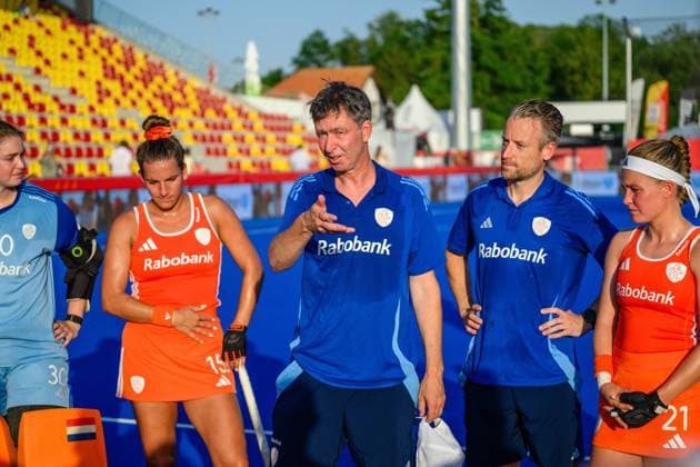 WAVER, 24-06-2026, Belfius Hockey Arena, FIH Hockey Pro League Women, Season 2025-2026. Raoul Ehren talking to the team after the game Australia - Netherlands (women). Australia - Netherlands (women)  x204638808x Copyright: