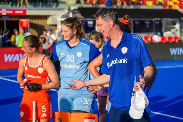 WAVER, 24-06-2026, Belfius Hockey Arena, FIH Hockey Pro League Women, Season 2025-2026. Raoul Ehren talking to the team after the game Australia - Netherlands (women). Australia - Netherlands (women)  x204638809x Copyright: