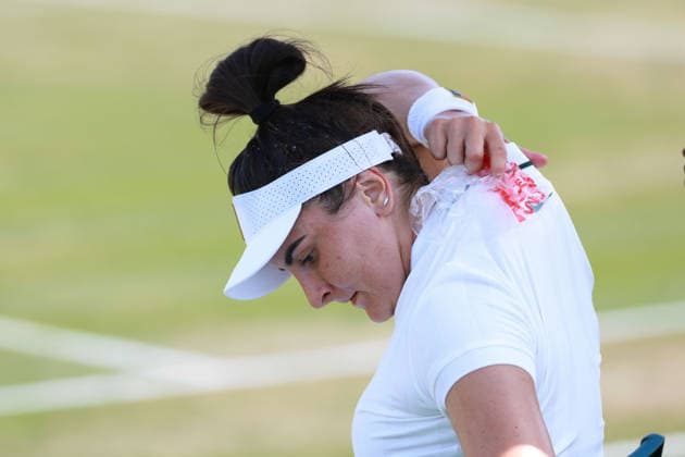 Bianca Andreescu (CAN) haelt ein Eispack an ihren Nacken waehrend der Spielpause, Hitze, Damen Einzel, Women s Singles, Qualifikation, Wimbledon Tennis - Wimbledon 2026 - Grand Slam ITF ATP, Tennis Herren WTA, Tennis Damen - AELTC - London - - Great Britain - 25 June 2026. *** Bianca Andreescu (CAN) holds an ice pack to her neck during a break in play; heat; Women s Singles; Qualifying; Wimbledon Tennis; Wimbledon 2026; Grand Slam; ITF; ATP; WTA; AELTC; London; Great Britain; June 25, 2026 Copyright: xJuergenxHasenkopfx