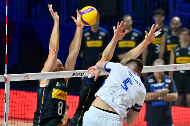 LJUBLJANA, SLOVENIA - JUNE 25: Oleh Plotrytskyi of Ukraine (R) in action against Riccardo Sbertoli of Italy (L) during the FIVB Men s Volleyball Nations League match between Ukraine and Italy at Arena Stozice, Ljubljana on June 25, 2026 in Ljubljana, Slovenia. (Photo by Igor Kupljenik Sports Press Photo).  Copyright: xIgorxKupljenikx xSPPx Sportspressphoto_SPR176569