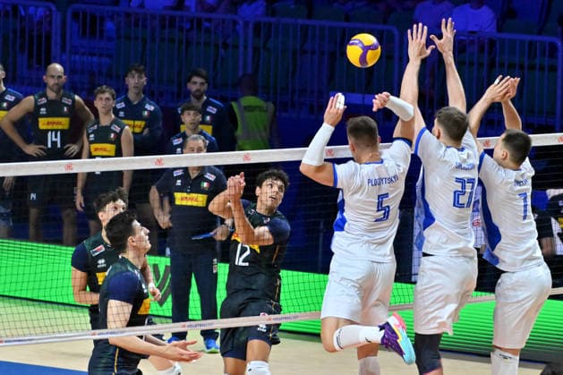 LJUBLJANA, SLOVENIA - JUNE 25: Mattia Bottolo of Italy (C) in action against Oleh Plotrytskyi of Ukraine (3R) during the FIVB Men s Volleyball Nations League match between Ukraine and Italy at Arena Stozice, Ljubljana on June 25, 2026 in Ljubljana, Slovenia. (Photo by Igor Kupljenik Sports Press Photo).  Copyright: xIgorxKupljenikx xSPPx Sportspressphoto_SPR176582