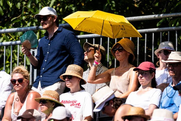BAD HOMBURG, GERMANY - JUNE 25: Fans Spectators trying to fight the heat with umbrellas, fans and sunhats during the Bad Homburg Open powered by Solarwatt Singles match between Emma Navarro (USA) vs Elena-Gabriela Ruse (ROU) at Kurpark Bad Homburg on June 25, 2026 in Bad Homburg, Germany. Hessen Germany Copyright: xSteffiexWunderlx