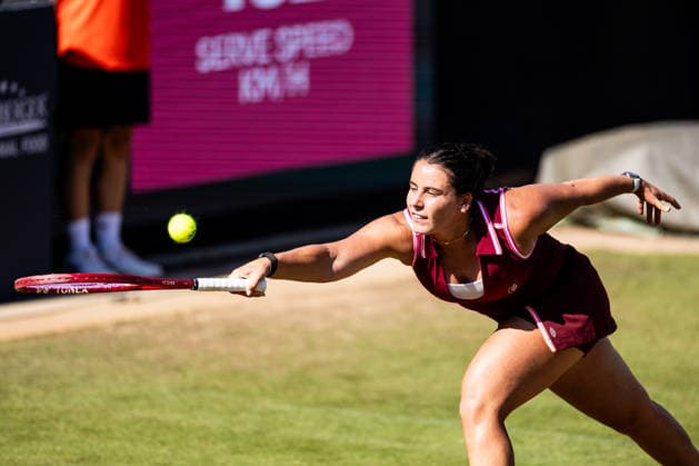 BAD HOMBURG, GERMANY - JUNE 25: Emma Navarro (USA) chasing after the ball during the Bad Homburg Open powered by Solarwatt Singles match between Emma Navarro (USA) vs Elena-Gabriela Ruse (ROU) at Kurpark Bad Homburg on June 25, 2026 in Bad Homburg, Germany. Hessen Germany Copyright: xSteffiexWunderlx