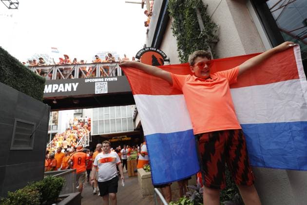 KANSAS CITY, 25-06-2026, Fans In orange tie over de street of Kansas City before the World Cup 2026 Match between Tunisia and The Netherlands. Picture Shows fan with Netherlands flag Fans in orange Kansas City  x204639673x Copyright: