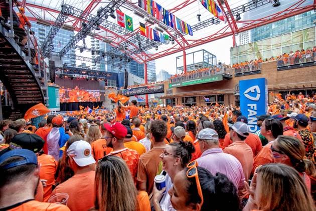 KANSAS CITY, 25-06-2026, Fans In orange tie over de street of Kansas City before the World Cup 2026 Match between Tunisia and The Netherlands. Picture Shows large crowd gathered in city centre Fans in orange Kansas City  x204639674x Copyright: