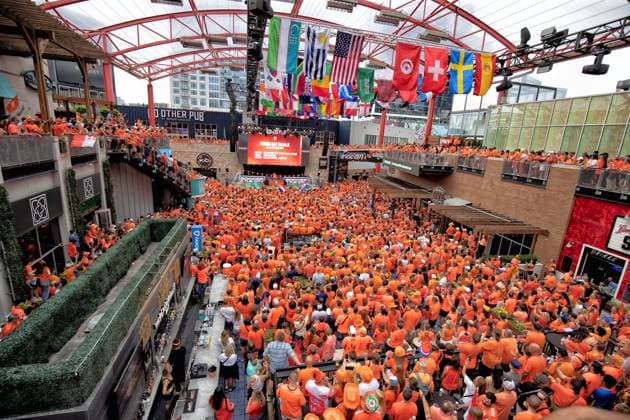 KANSAS CITY, 25-06-2026, Fans In orange tie over de street of Kansas City before the World Cup 2026 Match between Tunisia and The Netherlands. Picture Shows large crowd gathered in city centre Fans in orange Kansas City  x204639675x Copyright: