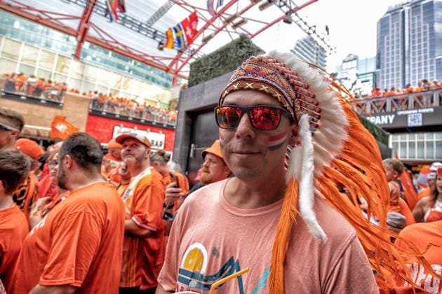 KANSAS CITY, 25-06-2026, Fans In orange tie over de street of Kansas City before the World Cup 2026 Match between Tunisia and The Netherlands. Picture Shows large crowd gathered in city centre Fans in orange Kansas City  x204639677x Copyright:
