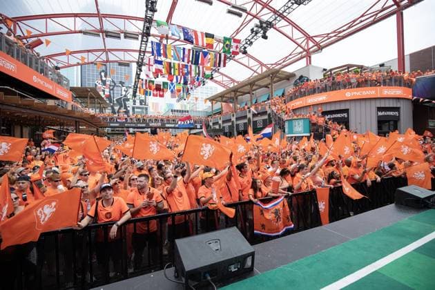 KANSAS CITY, 25-06-2026, Fans In orange tie over de street of Kansas City before the World Cup 2026 Match between Tunisia and The Netherlands. Picture Shows large crowd gathered in city centre Fans in orange Kansas City  x204639697x Copyright: