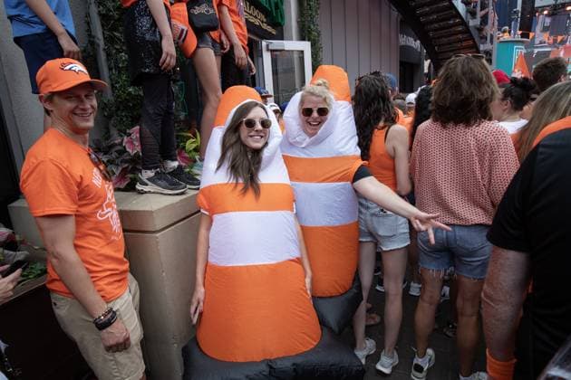 KANSAS CITY, 25-06-2026, Fans In orange tie over de street of Kansas City before the World Cup 2026 Match between Tunisia and The Netherlands. Picture Shows two fans dressed up as traffic cones Fans in orange Kansas City  x204639699x Copyright: