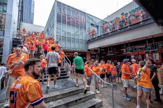 KANSAS CITY, 25-06-2026, Fans In orange tie over de street of Kansas City before the World Cup 2026 Match between Tunisia and The Netherlands. Picture Shows large crowd gathered in city centre Fans in orange Kansas City  x204639727x Copyright: