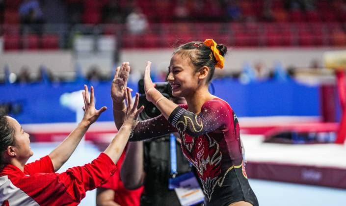 (260625) -- ZUNYI, June 25, 2026 -- Qiu Qiyuan (R) of China celebrates with her coach during senior women s team & all-around finals at the 13th Senior & 19th Junior Women s Artistic Gymnastics Asian Championships in Zunyi, southwest China s Guizhou Province, June 25, 2026. ) (SP)CHINA-ZUNYI-ARTISTIC GYMNASTICS-ASIAN CHAMPIONSHIPS(CN) TaoxLiang 