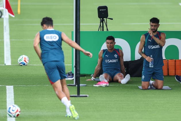 FIFA World Cup, WM, Weltmeisterschaft, Fussball 2026 - Portugal training Portugal s national soccer players Cristiano Ronaldo (C) and Bruno Fernandes (R) attend a training session of the team in Palm Beach, Florida, USA, 25 June 2026. Palm Beach Florida United States  Copyright: xMIGUELxA.xLOPESx