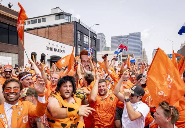 KANSAS CITY - Fans during the Orange March through the Power and Light District during the 2026 FIFA World Cup, WM, Weltmeisterschaft, Fussball Group F, prior to the match between the Netherlands and Tunisia on June 25, 2026, in Kansas City, United States. ROBIN VAN LONKHUIJSEN ANP xVIxANPxSportx xxANPxIVx 561956649 originalFilename: 561956649.jpg