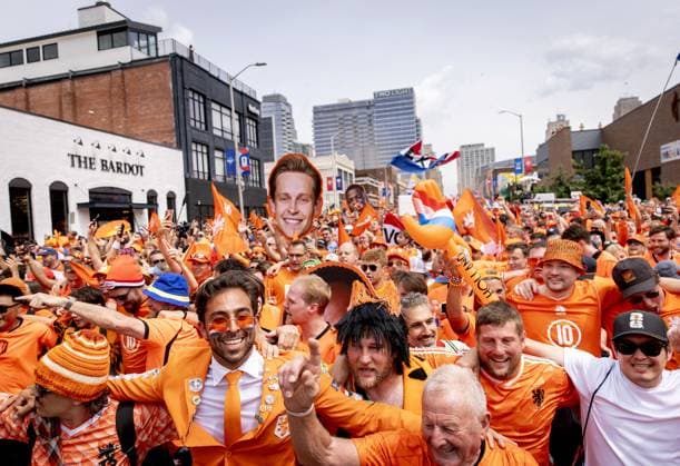 KANSAS CITY - Fans during the Orange March through the Power and Light District during the 2026 FIFA World Cup, WM, Weltmeisterschaft, Fussball Group F, prior to the match between the Netherlands and Tunisia on June 25, 2026, in Kansas City, United States. ROBIN VAN LONKHUIJSEN ANP xVIxANPxSportx xxANPxIVx 561956777 originalFilename: 561956777.jpg