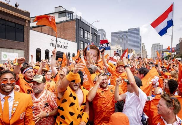 KANSAS CITY - Fans during the Orange March through the Power and Light District during the 2026 FIFA World Cup, WM, Weltmeisterschaft, Fussball Group F, prior to the match between the Netherlands and Tunisia on June 25, 2026, in Kansas City, United States. ROBIN VAN LONKHUIJSEN ANP xVIxANPxSportx xxANPxIVx 561956828 originalFilename: 561956828.jpg