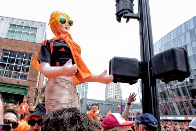 KANSAS CITY, 25-06-2026, Fans In orange tie over de street of Kansas City before the World Cup 2026 Match between Tunesia and The Netherlands. Picture Shows massive crowd following the famous orange painted double decker bus Fans in orange Kansas City  x204640567x Copyright: