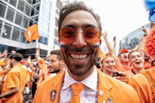 KANSAS CITY, 25-06-2026, Fans In orange tie over de street of Kansas City before the World Cup 2026 Match between Tunesia and The Netherlands. Picture Shows massive crowd following the famous orange painted double decker bus Fans in orange Kansas City  x204640581x Copyright: