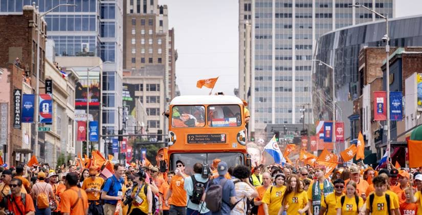 KANSAS CITY - Fans during the Orange March through the Power and Light District during the 2026 FIFA World Cup, WM, Weltmeisterschaft, Fussball Group F, prior to the match between the Netherlands and Tunisia on June 25, 2026, in Kansas City, United States. ROBIN VAN LONKHUIJSEN ANP xVIxANPxSportx xxANPxIVx 561957815 originalFilename: 561957815.jpg