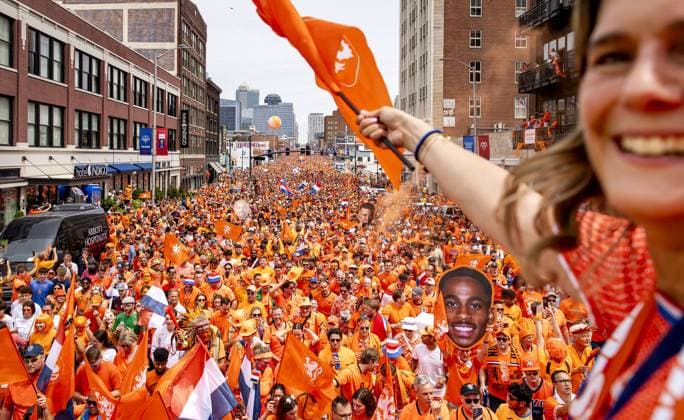KANSAS CITY - Fans during the Orange March through the Power and Light District during the 2026 FIFA World Cup, WM, Weltmeisterschaft, Fussball Group F, prior to the match between the Netherlands and Tunisia on June 25, 2026, in Kansas City, United States. ROBIN VAN LONKHUIJSEN ANP xVIxANPxSportx xxANPxIVx 561958212 originalFilename: 561958212.jpg