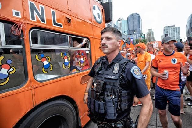 KANSAS CITY, 25-06-2026, Fans In orange tie over de street of Kansas City before the World Cup 2026 Match between Tunesia and The Netherlands. Picture Shows massive crowd following the famous orange painted double decker bus Fans in orange Kansas City  x204640595x Copyright: