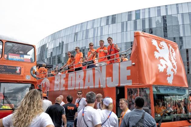 KANSAS CITY, 25-06-2026, Fans In orange tie over de street of Kansas City before the World Cup 2026 Match between Tunesia and The Netherlands. Picture Shows massive crowd following the famous orange painted double decker bus Fans in orange Kansas City  x204640596x Copyright: