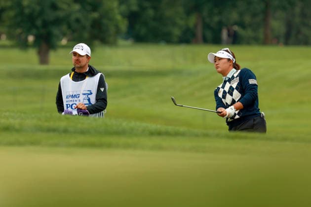 KPMG Women™s PGA, Golf Herren Championship 2026 CHASKA, MINNESOTA - JUNE 25: Haeran Ryu of the Republic of Korea chips to the 2nd green next to her caddie during the first round of the KPMG Women™s PGA Championship 2026 at Hazeltine National Golf Club in Chaska, Minnesota, USA Thursday, June 25, 2026. Chaska Minnesota United States  Copyright: xAmyxLemusx originalFilename:lemus-kpmgwome260625_npNAu.jpg