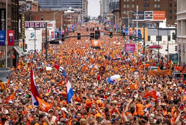 KANSAS CITY - Fans during the Orange March through the Power and Light District during the 2026 FIFA World Cup, WM, Weltmeisterschaft, Fussball Group F, prior to the match between the Netherlands and Tunisia on June 25, 2026, in Kansas City, United States. ROBIN VAN LONKHUIJSEN ANP xVIxANPxSportx xxANPxIVx 561958780 originalFilename: 561958780.jpg