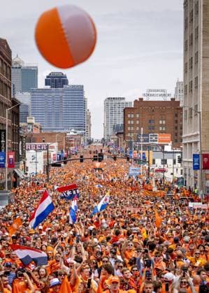 KANSAS CITY - Fans during the Orange March through the Power and Light District during the 2026 FIFA World Cup, WM, Weltmeisterschaft, Fussball Group F, prior to the match between the Netherlands and Tunisia on June 25, 2026, in Kansas City, United States. ROBIN VAN LONKHUIJSEN ANP xVIxANPxSportx xxANPxIVx 561958789 originalFilename: 561958789.jpg