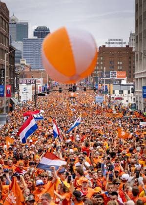 KANSAS CITY - Fans during the Orange March through the Power and Light District during the 2026 FIFA World Cup, WM, Weltmeisterschaft, Fussball Group F, prior to the match between the Netherlands and Tunisia on June 25, 2026, in Kansas City, United States. ROBIN VAN LONKHUIJSEN ANP xVIxANPxSportx xxANPxIVx 561958792 originalFilename: 561958792.jpg