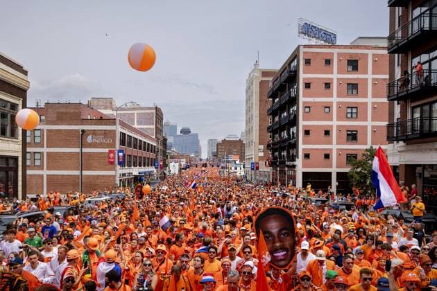 KANSAS CITY - Fans during the Orange March through the Power and Light District during the 2026 FIFA World Cup, WM, Weltmeisterschaft, Fussball Group F, prior to the match between the Netherlands and Tunisia on June 25, 2026, in Kansas City, United States. ROBIN VAN LONKHUIJSEN ANP xVIxANPxSportx xxANPxIVx 561959039 originalFilename: 561959039.jpg
