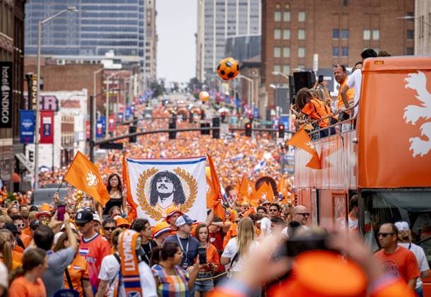 KANSAS CITY - Fans during the Orange March through the Power and Light District during the 2026 FIFA World Cup, WM, Weltmeisterschaft, Fussball Group F, prior to the match between the Netherlands and Tunisia on June 25, 2026, in Kansas City, United States. ROBIN VAN LONKHUIJSEN ANP xVIxANPxSportx xxANPxIVx 561959196 originalFilename: 561959196.jpg