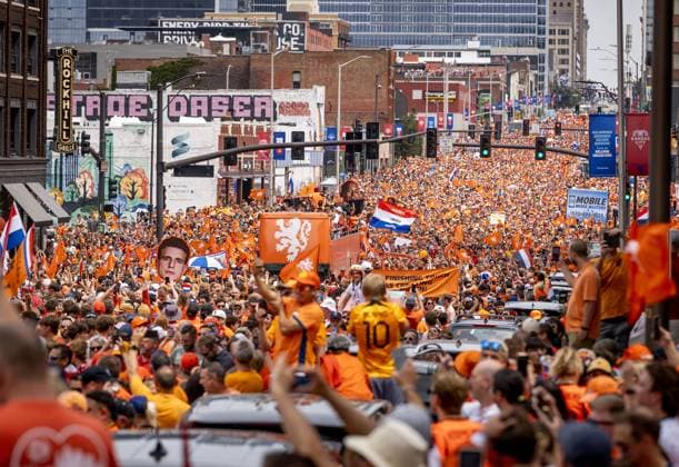 KANSAS CITY - Fans during the Orange March through the Power and Light District during the 2026 FIFA World Cup, WM, Weltmeisterschaft, Fussball Group F, prior to the match between the Netherlands and Tunisia on June 25, 2026, in Kansas City, United States. ROBIN VAN LONKHUIJSEN ANP xVIxANPxSportx xxANPxIVx 561959220 originalFilename: 561959220.jpg