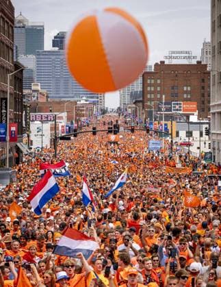 KANSAS CITY - Fans during the Orange March through the Power and Light District during the 2026 FIFA World Cup, WM, Weltmeisterschaft, Fussball Group F, prior to the match between the Netherlands and Tunisia on June 25, 2026, in Kansas City, United States. ROBIN VAN LONKHUIJSEN ANP xVIxANPxSportx xxANPxIVx 561959538 originalFilename: 561959538.jpg