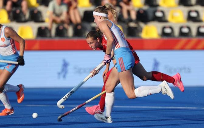 Belgium s Louise Dewaet fights for the ball during a hockey game between Belgian national team, Nationalteam Red Panthers and Netherlands, Thursday 25 June 2026 in Wavre, match 14 16 in the group stage of the women s FIH Pro League competition. VIRGINIExLEFOUR  x179262036x